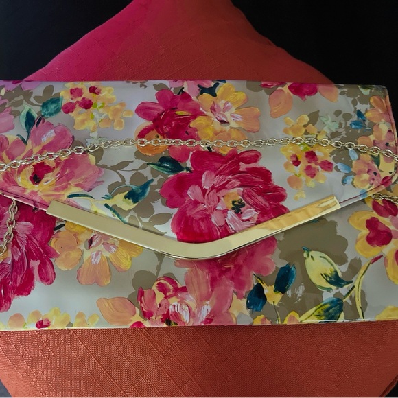 Vtg JESSICA McCLINTOCK Patent Clutch Purse with Gold Accent ~ Floral Chain Strap - Picture 6 of 6